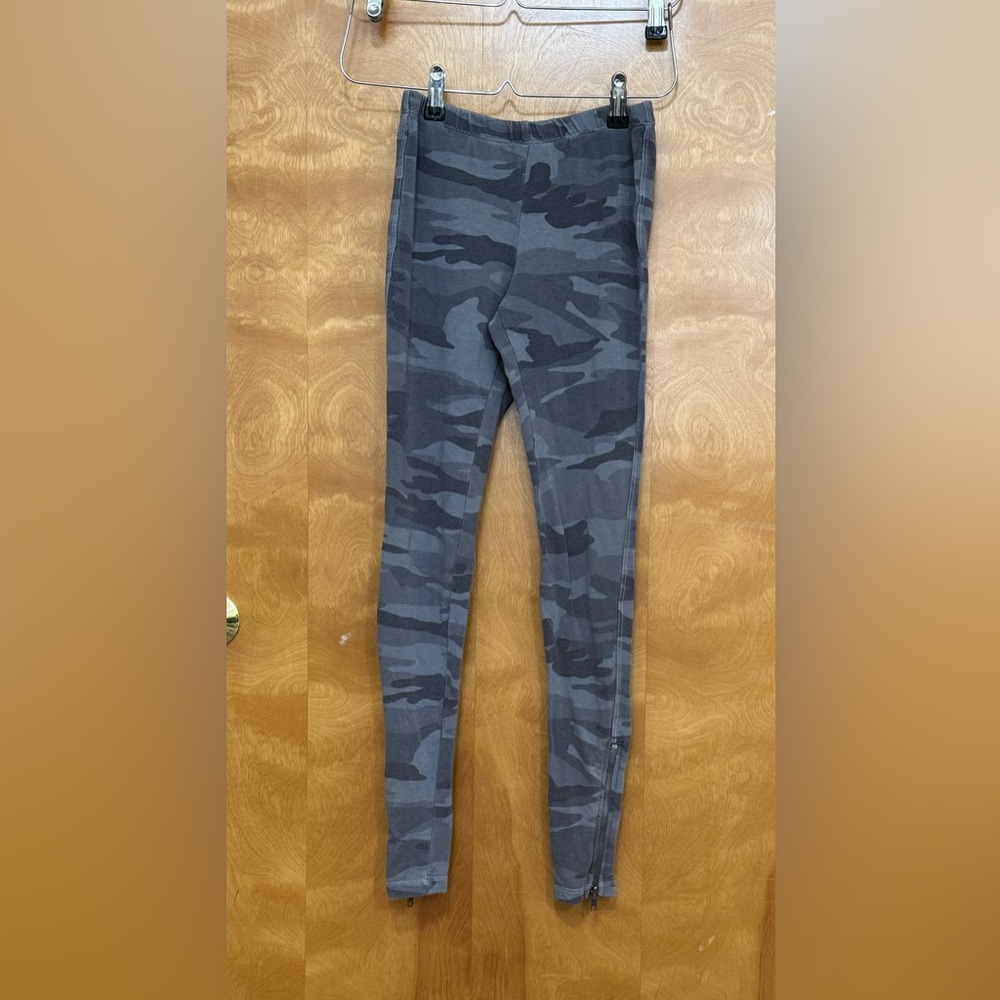 Splendid camo zip ankle leggings xs